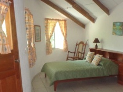 Golden oriole cottage
The Golden oriole cottage (Cabaña Oropendola) contains a double bed and two single beds, a rocking-chair, aircondition, two ceiling fans, a table and ...
